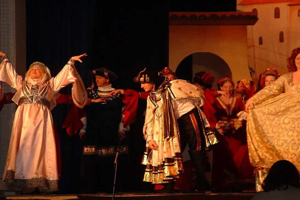 Willenhall Musical Theatre Company's 2003 production of Kiss Me Kate.