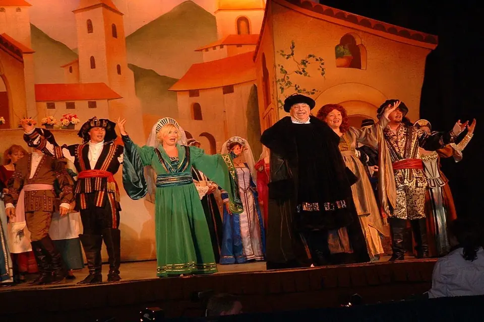 Willenhall Musical Theatre Company's 2003 production of Kiss Me Kate. Photograph 4 of 30.