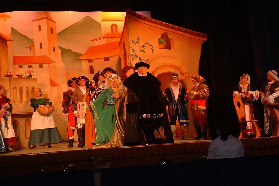 Willenhall Musical Theatre Company's 2003 production of Kiss Me Kate. Photograph 5 of 30.