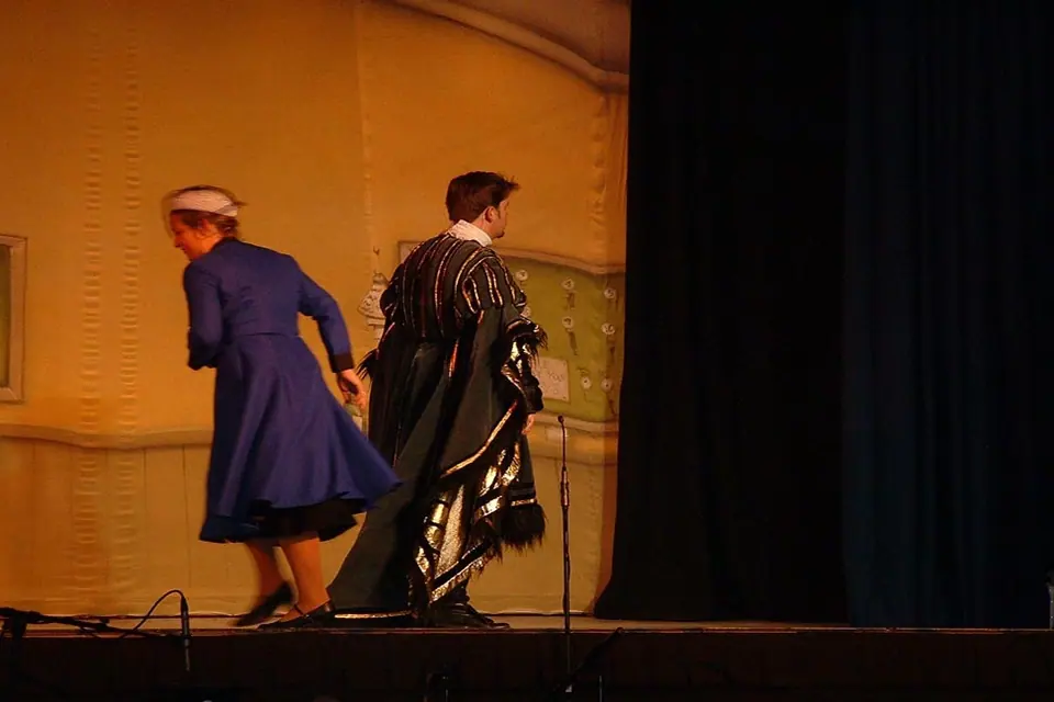 Willenhall Musical Theatre Company's 2003 production of Kiss Me Kate. Photograph 91 of 147.