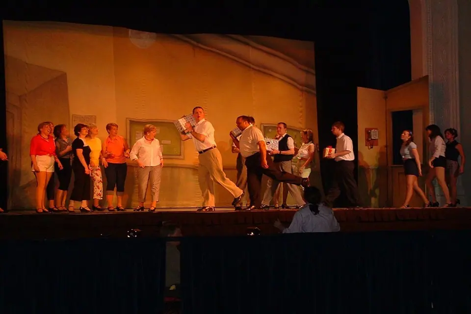 Willenhall Musical Theatre Company's 2003 production of Kiss Me Kate. Photograph 92 of 147.