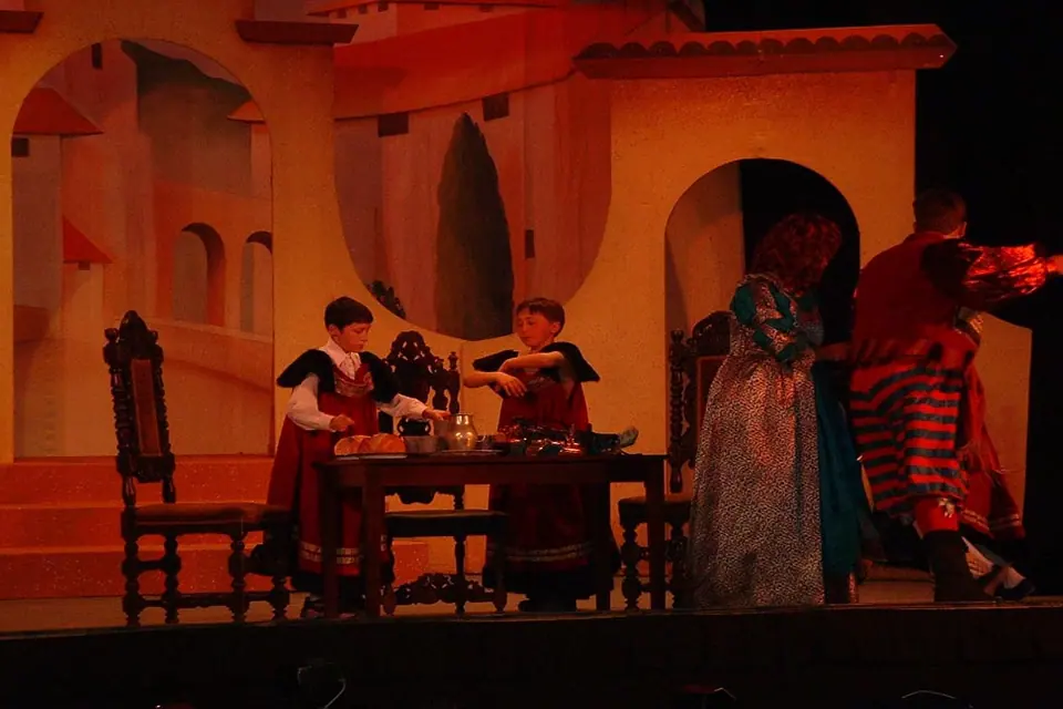 Willenhall Musical Theatre Company's 2003 production of Kiss Me Kate. Photograph 93 of 147.