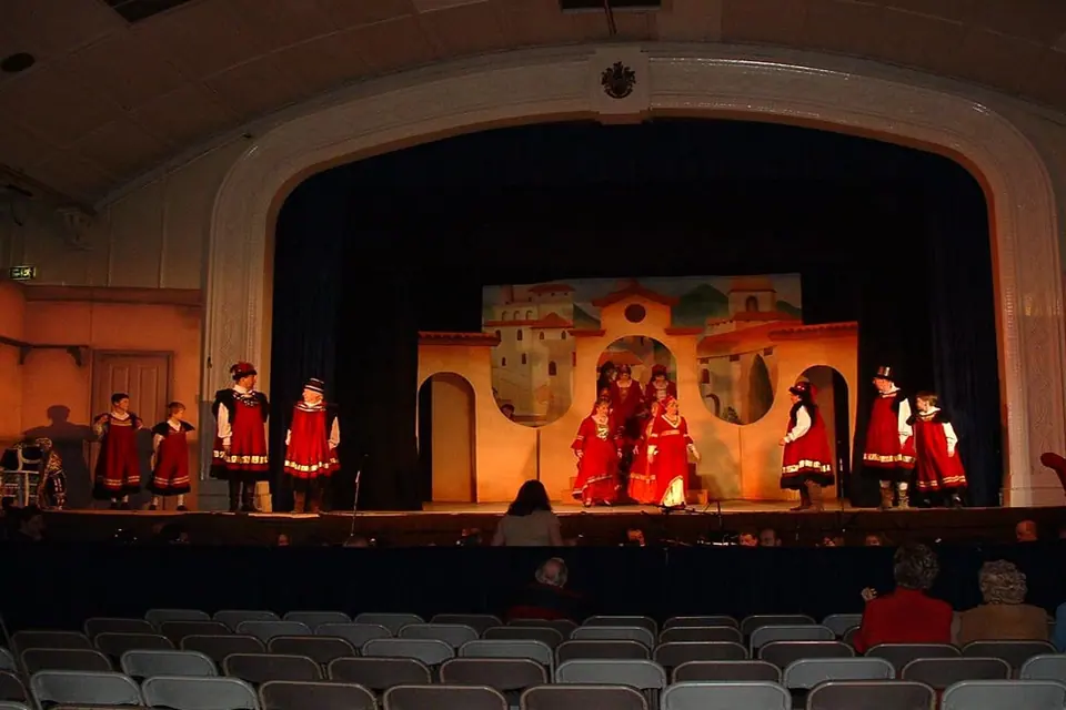 Willenhall Musical Theatre Company's 2003 production of Kiss Me Kate. Photograph 94 of 147.