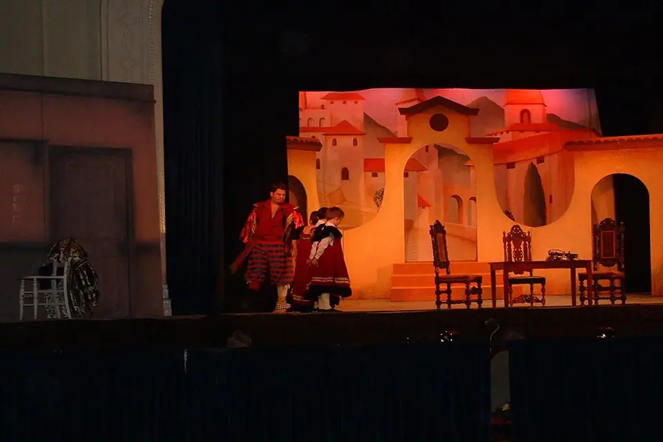 Willenhall Musical Theatre Company's 2003 production of Kiss Me Kate. Photograph 96 of 147.
