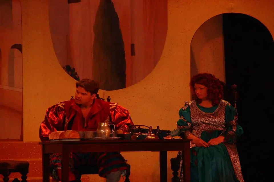 Willenhall Musical Theatre Company's 2003 production of Kiss Me Kate. Photograph 97 of 147.