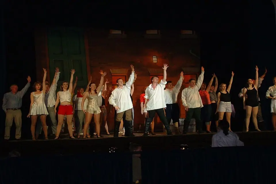 Willenhall Musical Theatre Company's 2003 production of Kiss Me Kate. Photograph 102 of 147.