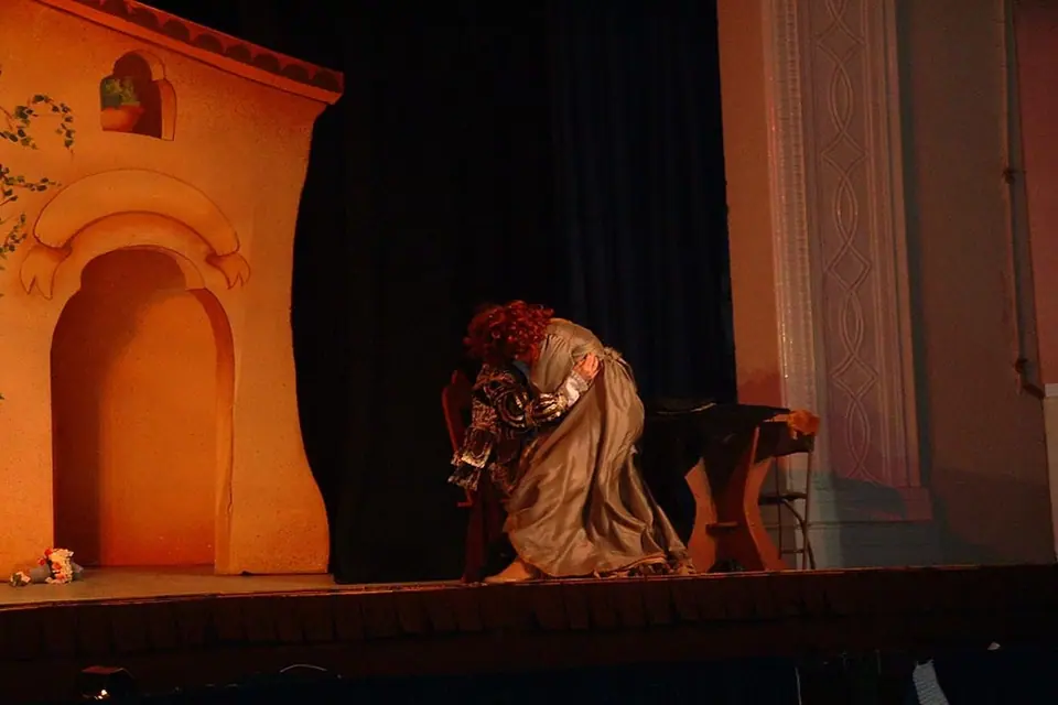 Willenhall Musical Theatre Company's 2003 production of Kiss Me Kate. Photograph 103 of 147.