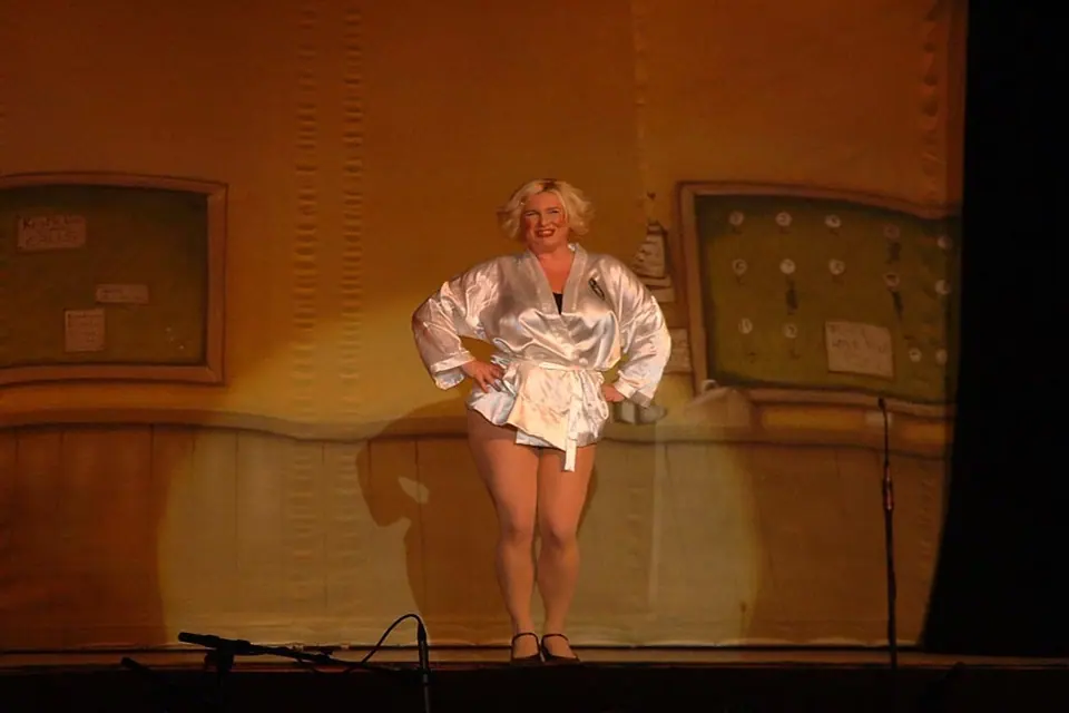 Willenhall Musical Theatre Company's 2003 production of Kiss Me Kate. Photograph 105 of 147.