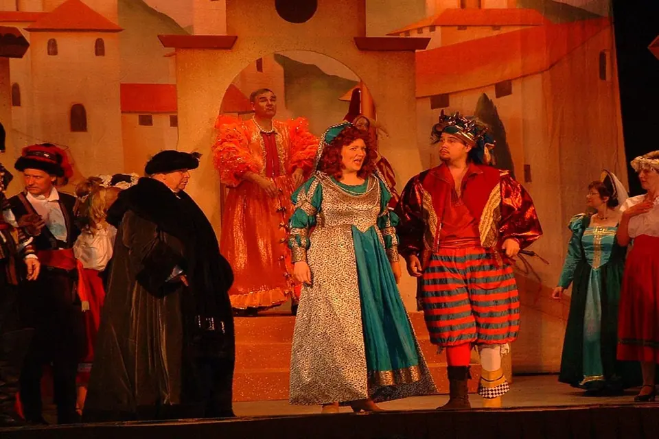 Willenhall Musical Theatre Company's 2003 production of Kiss Me Kate. Photograph 12 of 30.