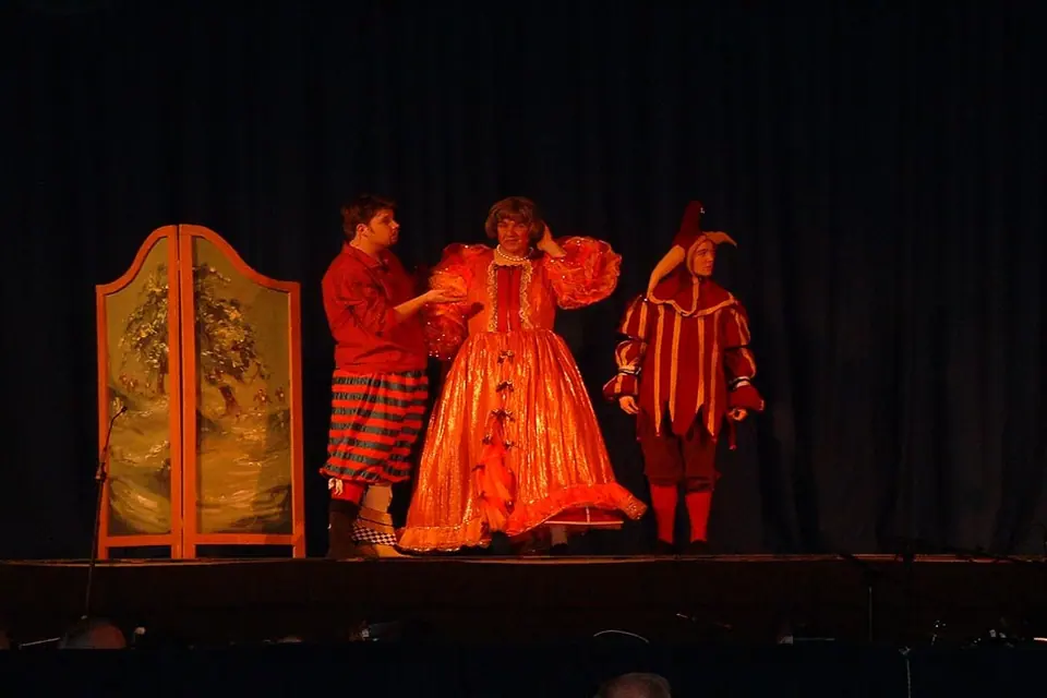 Willenhall Musical Theatre Company's 2003 production of Kiss Me Kate. Photograph 110 of 147.
