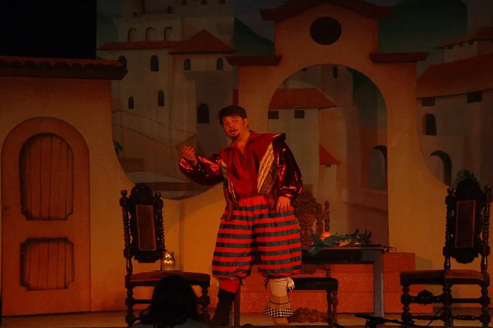 Willenhall Musical Theatre Company's 2003 production of Kiss Me Kate. Photograph 111 of 147.