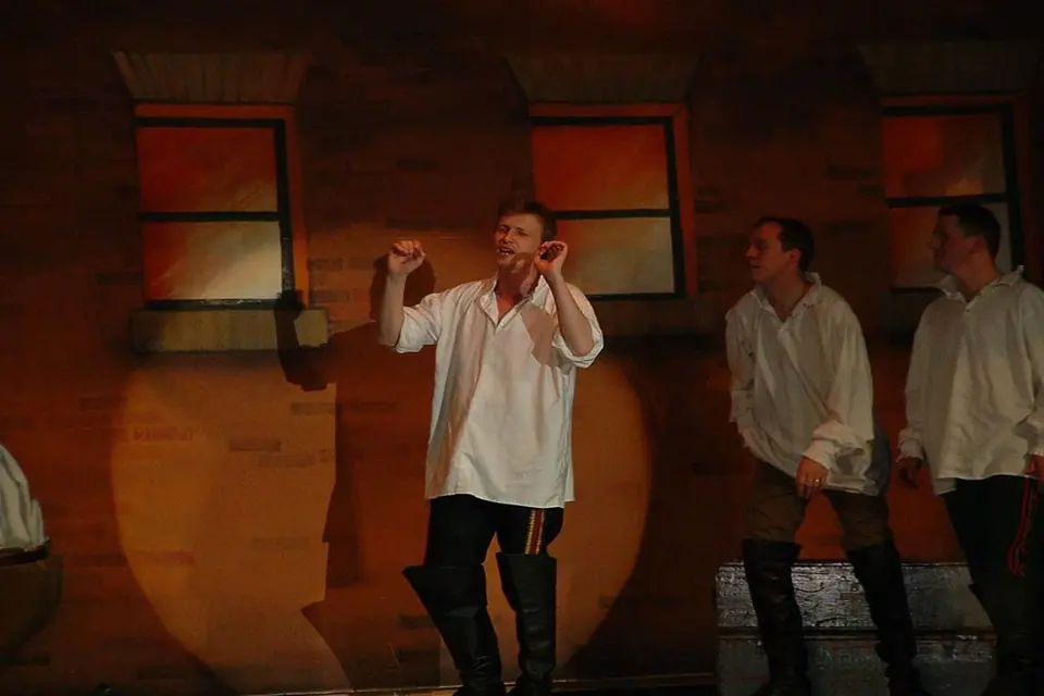 Willenhall Musical Theatre Company's 2003 production of Kiss Me Kate. Photograph 112 of 147.