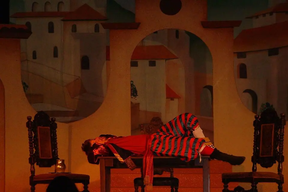 Willenhall Musical Theatre Company's 2003 production of Kiss Me Kate. Photograph 114 of 147.