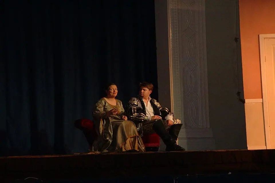 Willenhall Musical Theatre Company's 2003 production of Kiss Me Kate. Photograph 115 of 147.