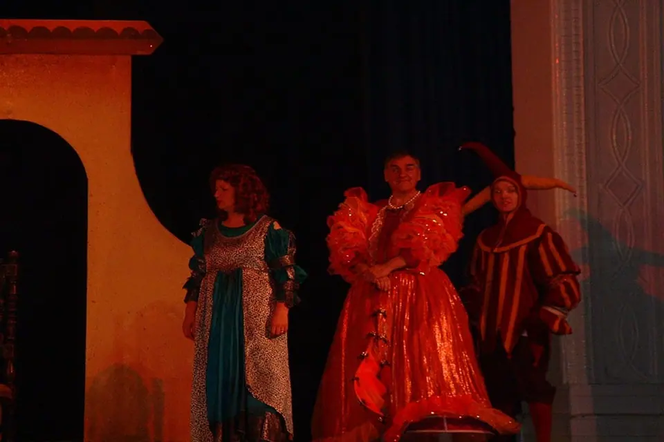 Willenhall Musical Theatre Company's 2003 production of Kiss Me Kate. Photograph 118 of 147.
