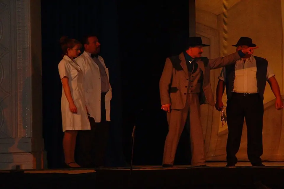 Willenhall Musical Theatre Company's 2003 production of Kiss Me Kate. Photograph 121 of 147.
