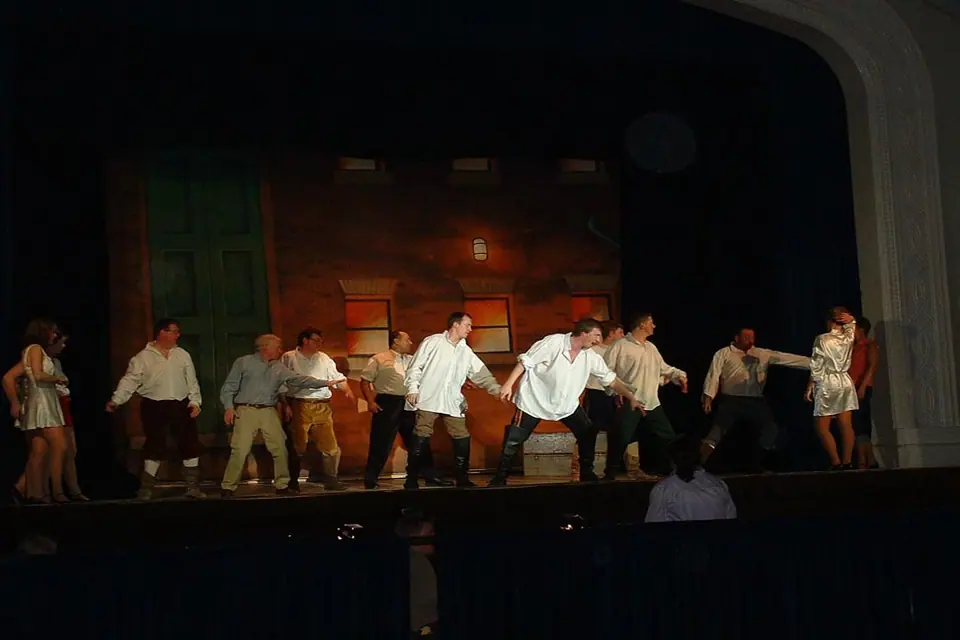 Willenhall Musical Theatre Company's 2003 production of Kiss Me Kate. Photograph 123 of 147.