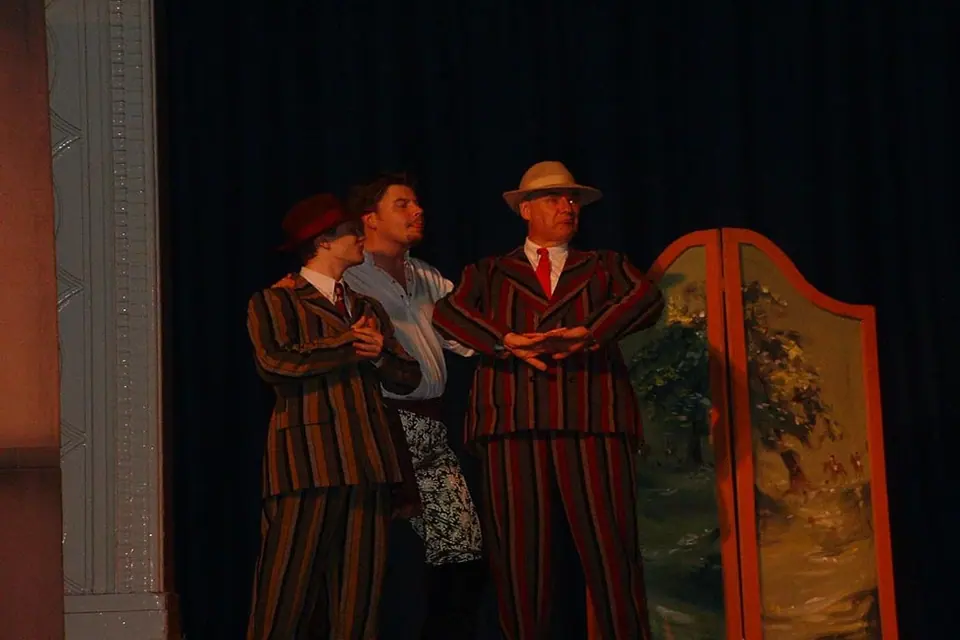 Willenhall Musical Theatre Company's 2003 production of Kiss Me Kate. Photograph 124 of 147.