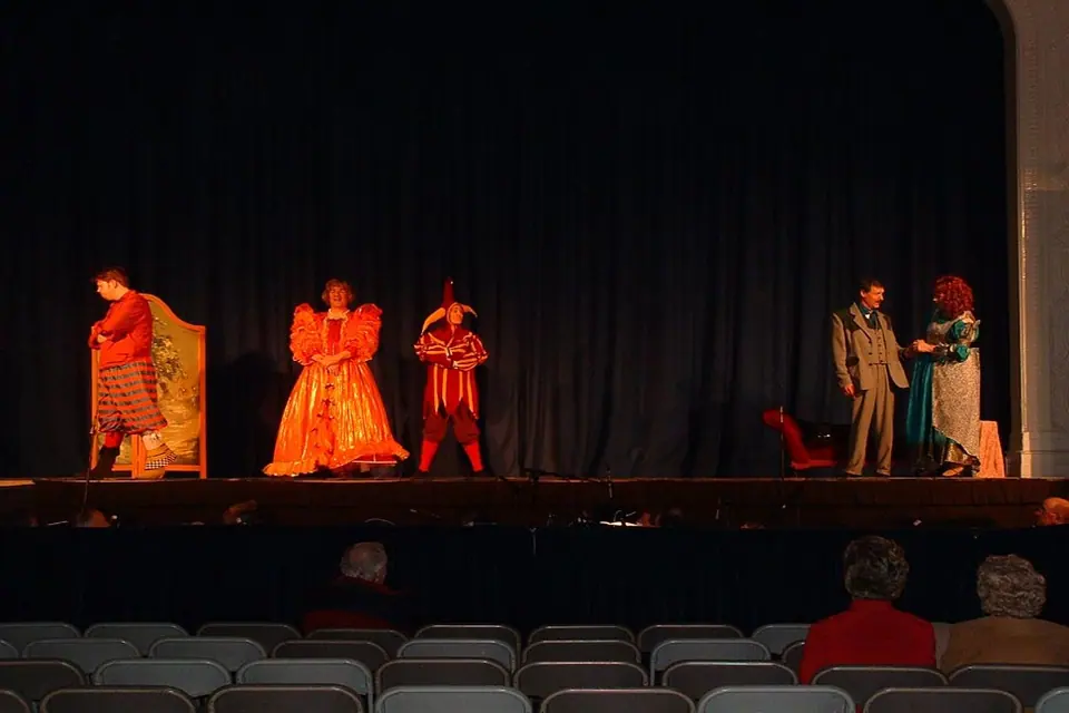 Willenhall Musical Theatre Company's 2003 production of Kiss Me Kate. Photograph 125 of 147.