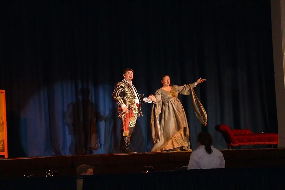 Willenhall Musical Theatre Company's 2003 production of Kiss Me Kate. Photograph 127 of 147.