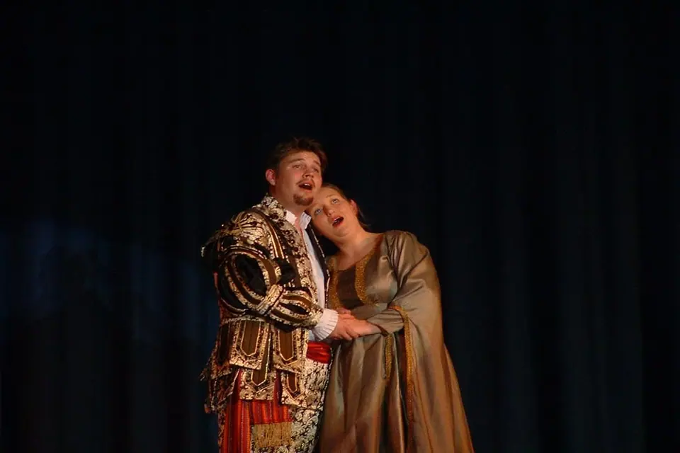 Willenhall Musical Theatre Company's 2003 production of Kiss Me Kate. Photograph 128 of 147.