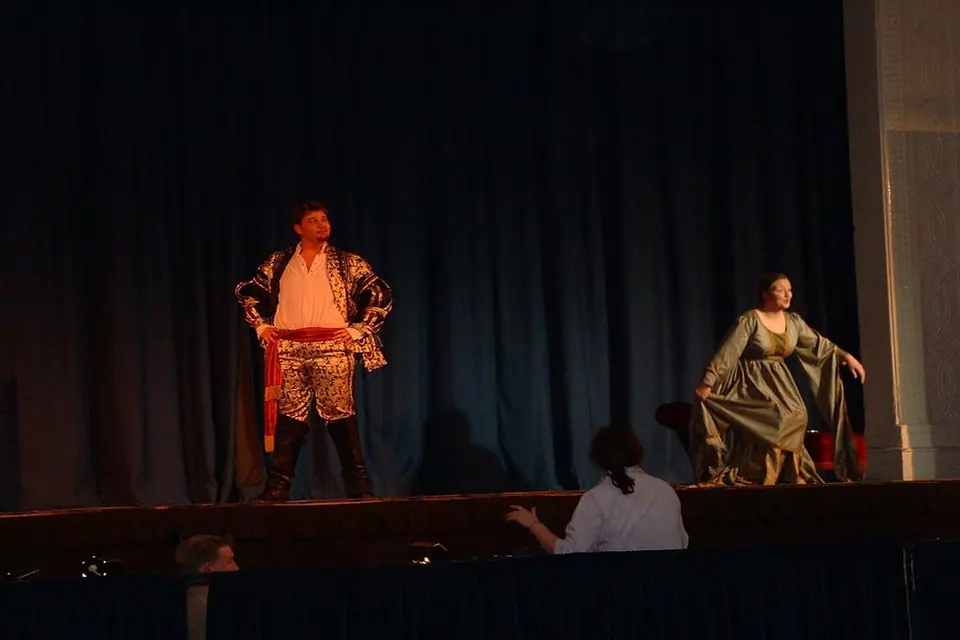 Willenhall Musical Theatre Company's 2003 production of Kiss Me Kate. Photograph 131 of 147.