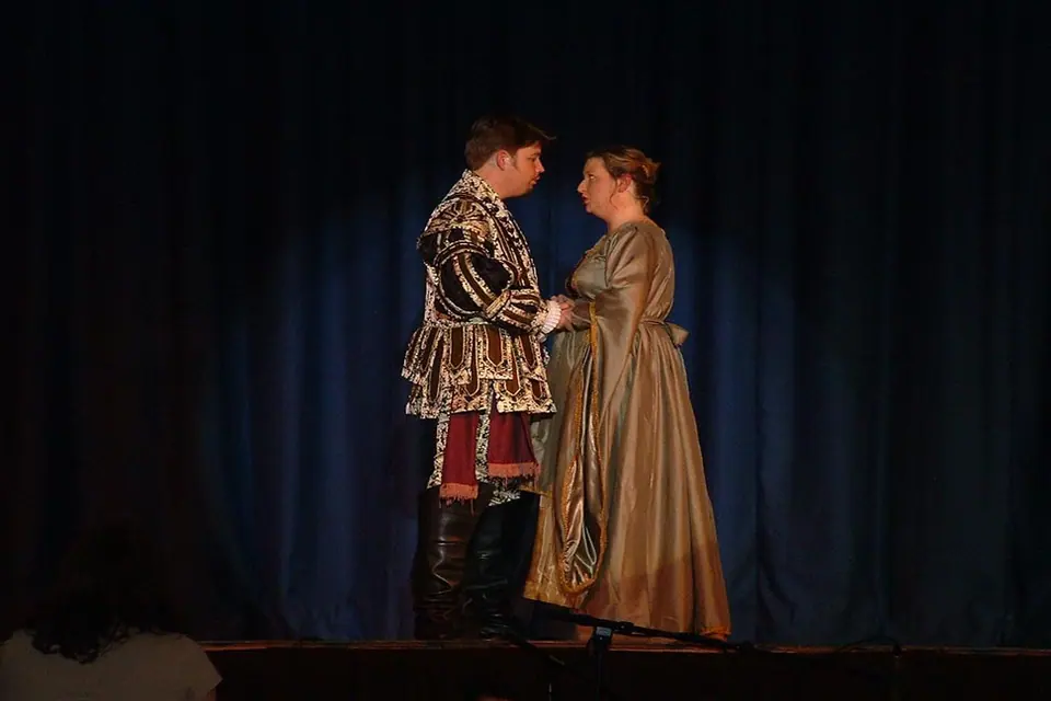 Willenhall Musical Theatre Company's 2003 production of Kiss Me Kate. Photograph 132 of 147.
