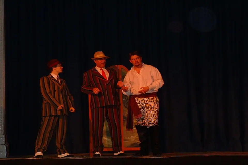 Willenhall Musical Theatre Company's 2003 production of Kiss Me Kate. Photograph 134 of 147.
