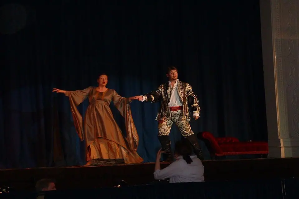 Willenhall Musical Theatre Company's 2003 production of Kiss Me Kate. Photograph 135 of 147.
