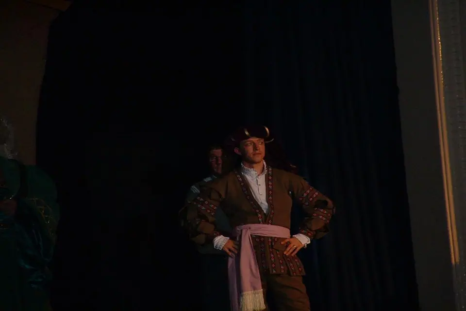 Willenhall Musical Theatre Company's 2003 production of Kiss Me Kate. Photograph 143 of 147.