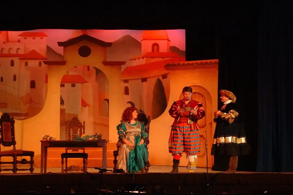 Willenhall Musical Theatre Company's 2003 production of Kiss Me Kate. Photograph 25 of 30.