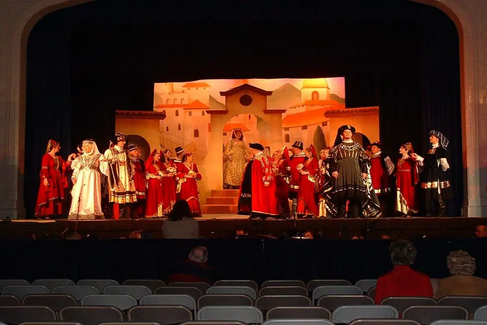 Willenhall Musical Theatre Company's 2003 production of Kiss Me Kate. Photograph 28 of 30.