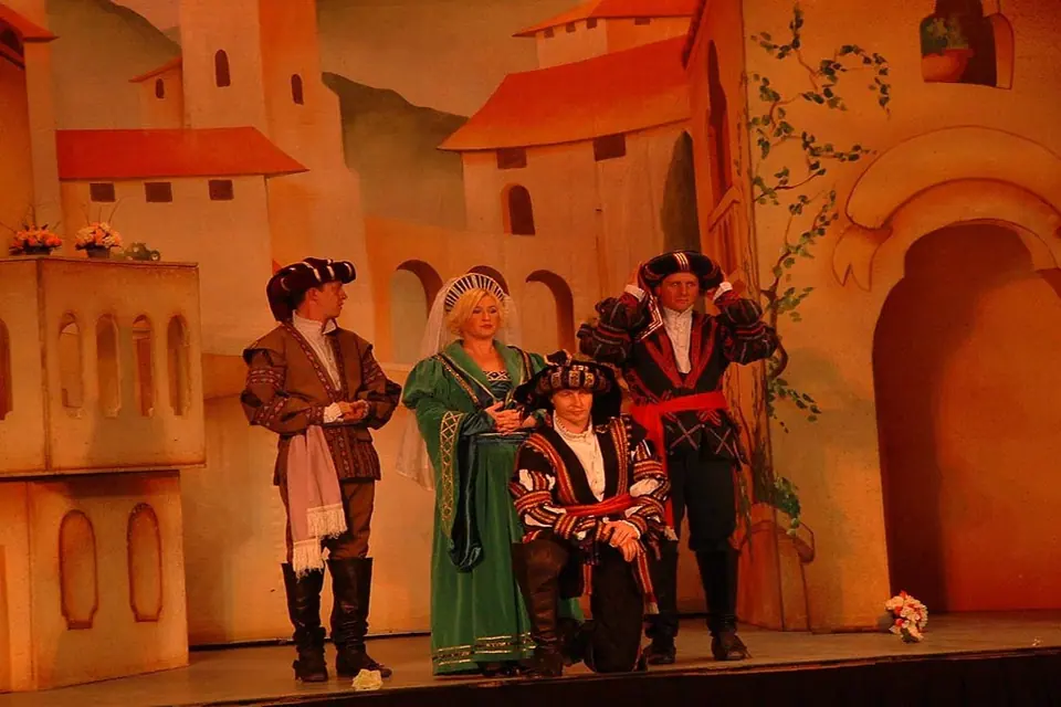 Willenhall Musical Theatre Company's 2003 production of Kiss Me Kate. Photograph 29 of 30.