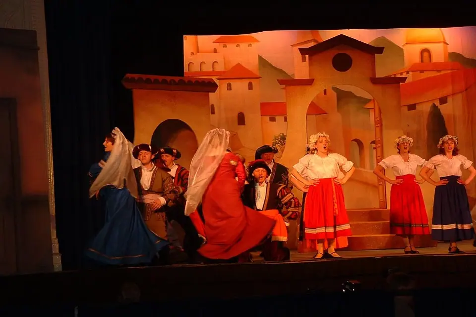 Willenhall Musical Theatre Company's 2003 production of Kiss Me Kate. Photograph 30 of 30.