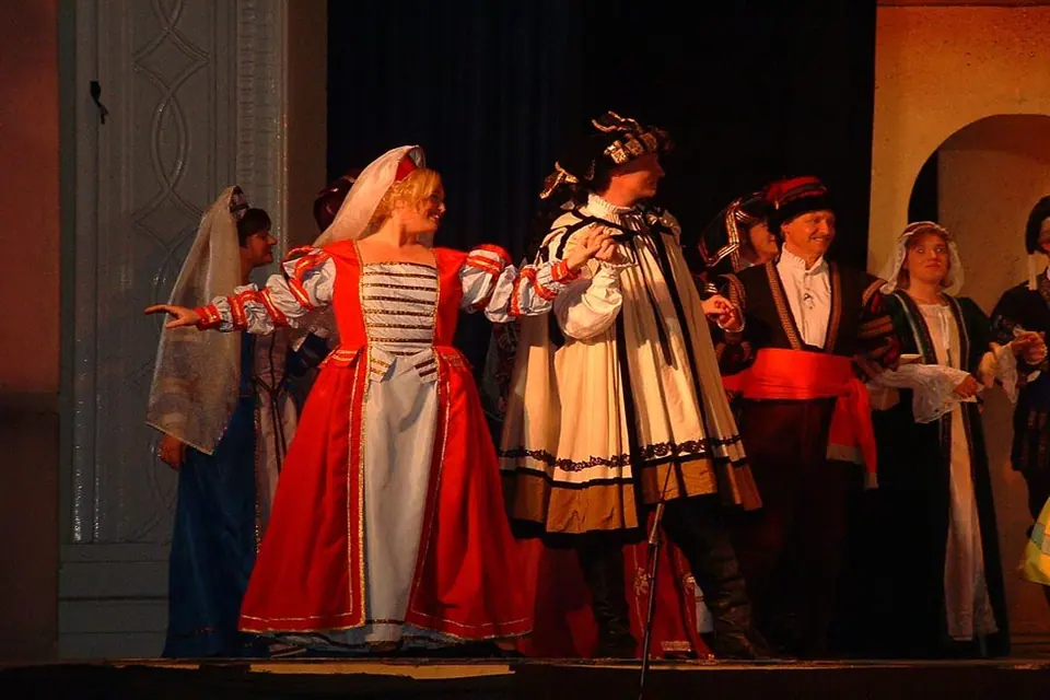 Willenhall Musical Theatre Company's 2003 production of Kiss Me Kate. Photograph 21 of 147.