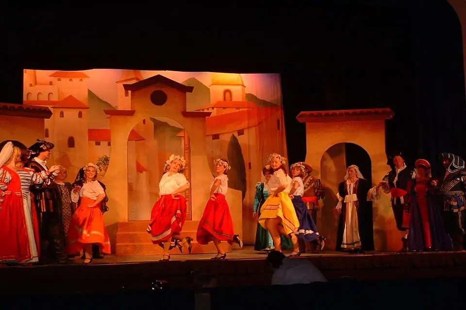 Willenhall Musical Theatre Company's 2003 production of Kiss Me Kate. Photograph 25 of 147.