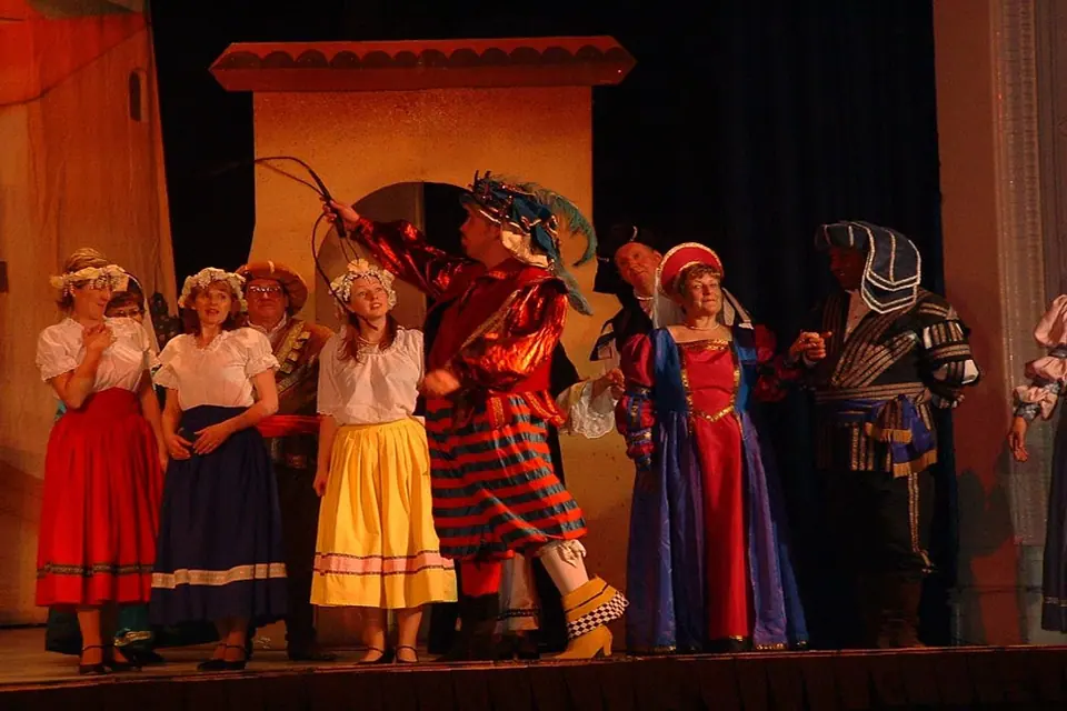 Willenhall Musical Theatre Company's 2003 production of Kiss Me Kate. Photograph 26 of 147.