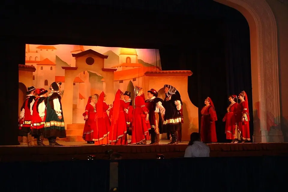 Willenhall Musical Theatre Company's 2003 production of Kiss Me Kate. Photograph 27 of 147.