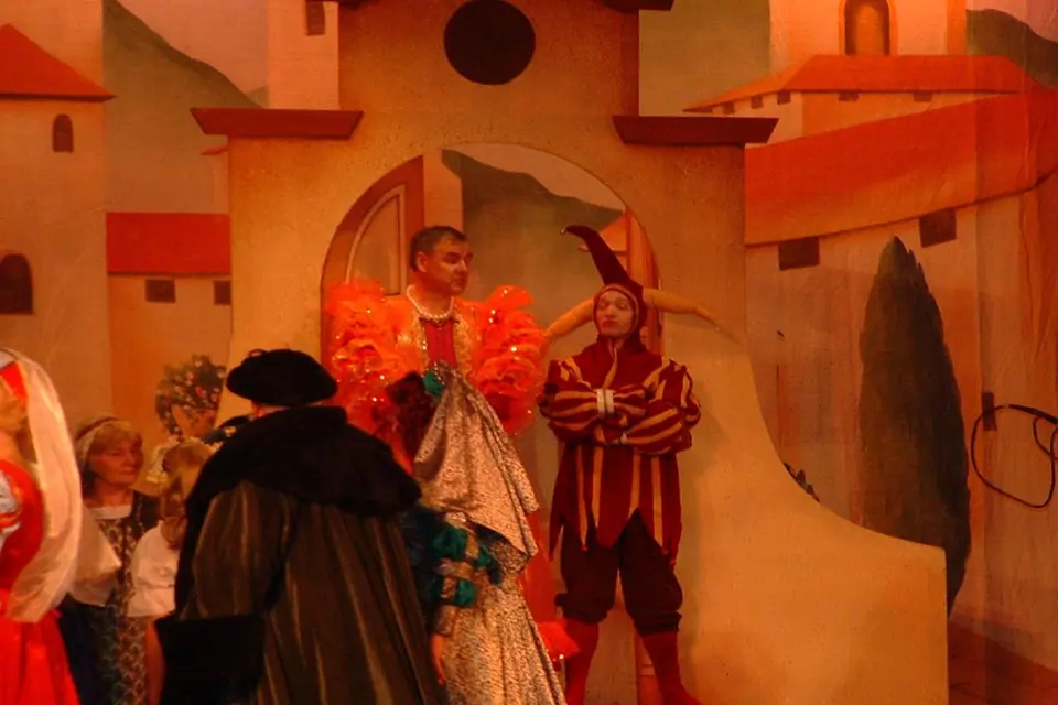 Willenhall Musical Theatre Company's 2003 production of Kiss Me Kate. Photograph 29 of 147.