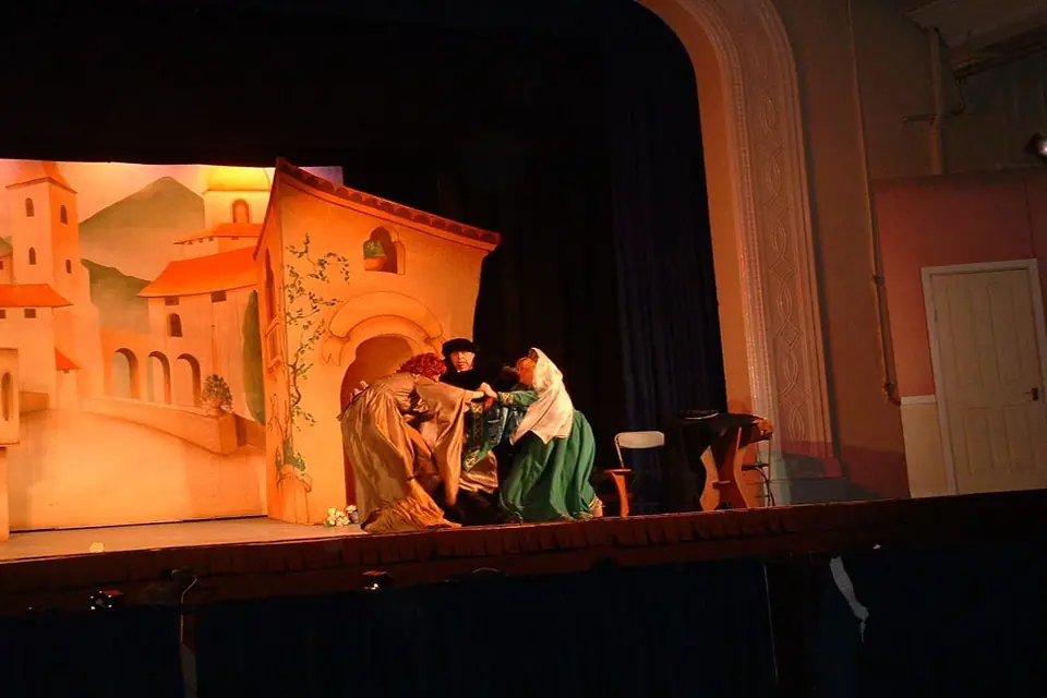 Willenhall Musical Theatre Company's 2003 production of Kiss Me Kate. Photograph 31 of 147.