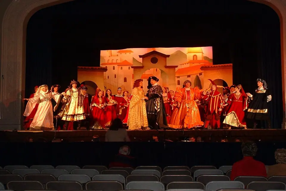 Willenhall Musical Theatre Company's 2003 production of Kiss Me Kate. Photograph 32 of 147.