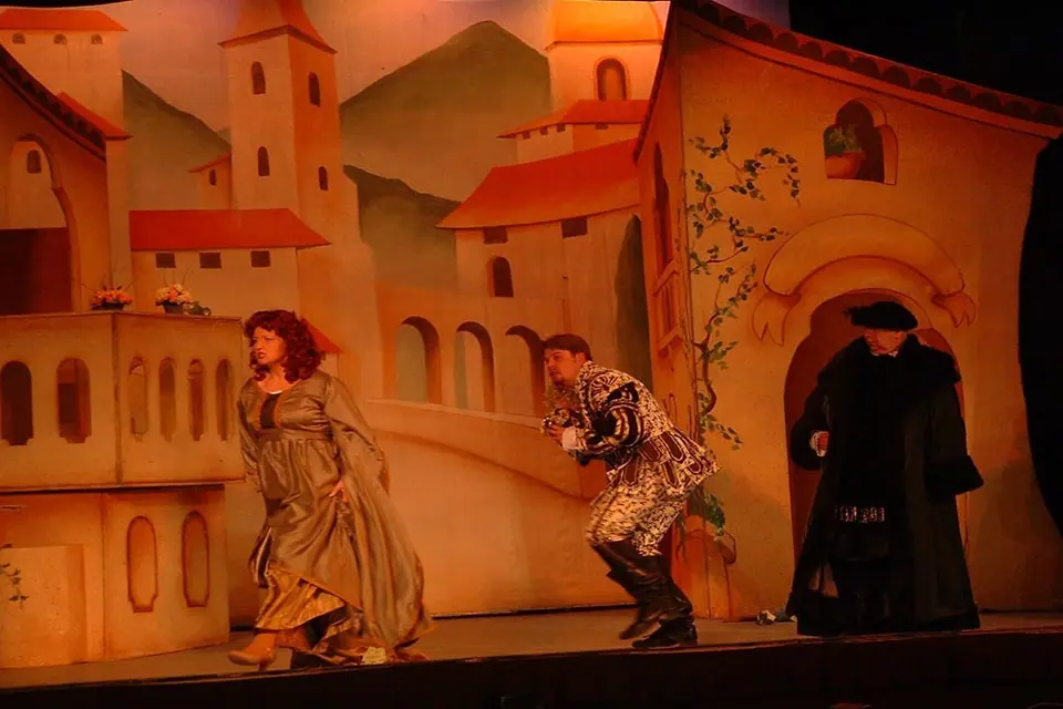 Willenhall Musical Theatre Company's 2003 production of Kiss Me Kate. Photograph 33 of 147.