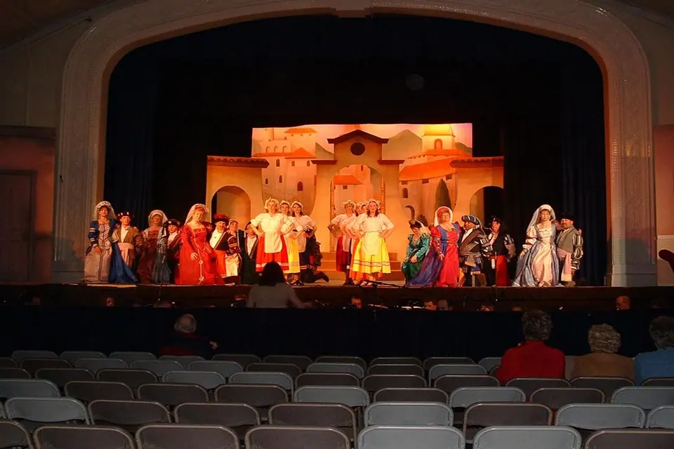 Willenhall Musical Theatre Company's 2003 production of Kiss Me Kate. Photograph 36 of 147.