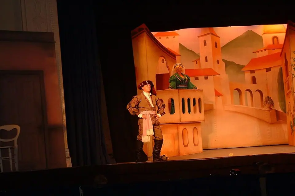 Willenhall Musical Theatre Company's 2003 production of Kiss Me Kate. Photograph 39 of 147.