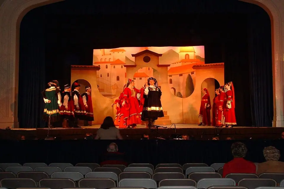 Willenhall Musical Theatre Company's 2003 production of Kiss Me Kate. Photograph 42 of 147.