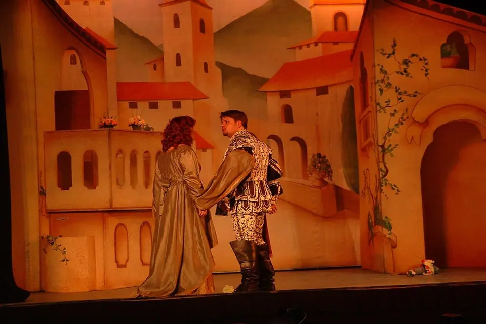 Willenhall Musical Theatre Company's 2003 production of Kiss Me Kate. Photograph 46 of 147.