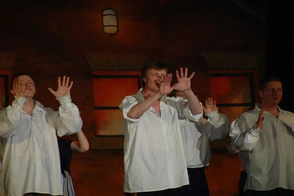 Willenhall Musical Theatre Company's 2003 production of Kiss Me Kate. Photograph 51 of 147.