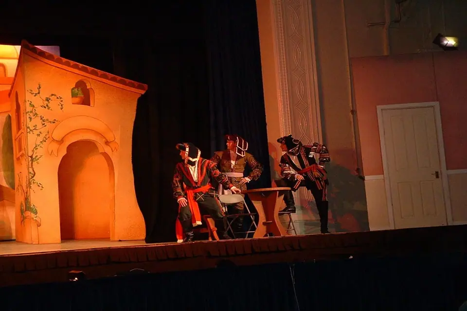 Willenhall Musical Theatre Company's 2003 production of Kiss Me Kate. Photograph 52 of 147.