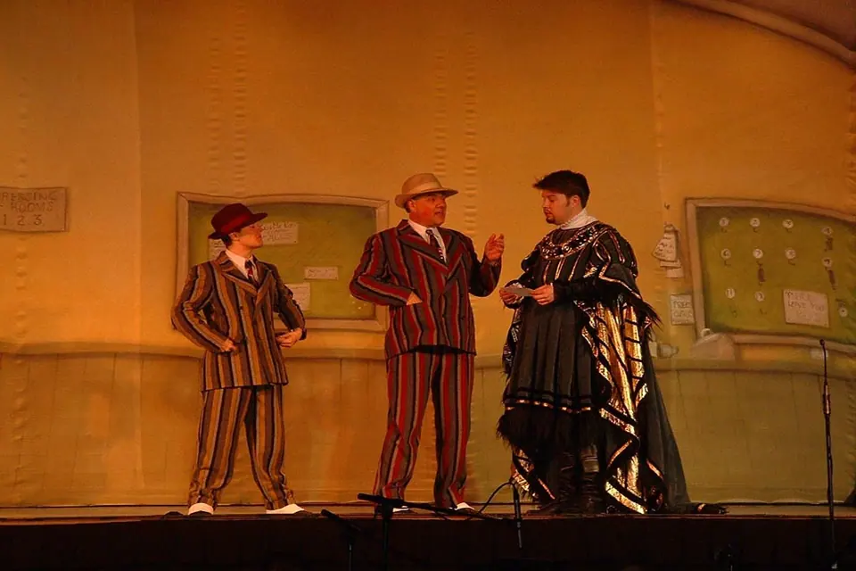 Willenhall Musical Theatre Company's 2003 production of Kiss Me Kate. Photograph 53 of 147.