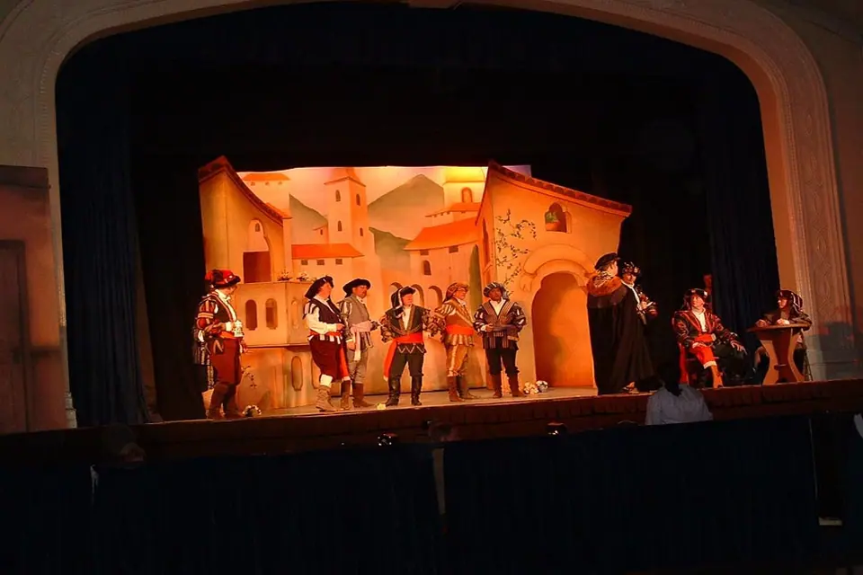 Willenhall Musical Theatre Company's 2003 production of Kiss Me Kate. Photograph 64 of 147.